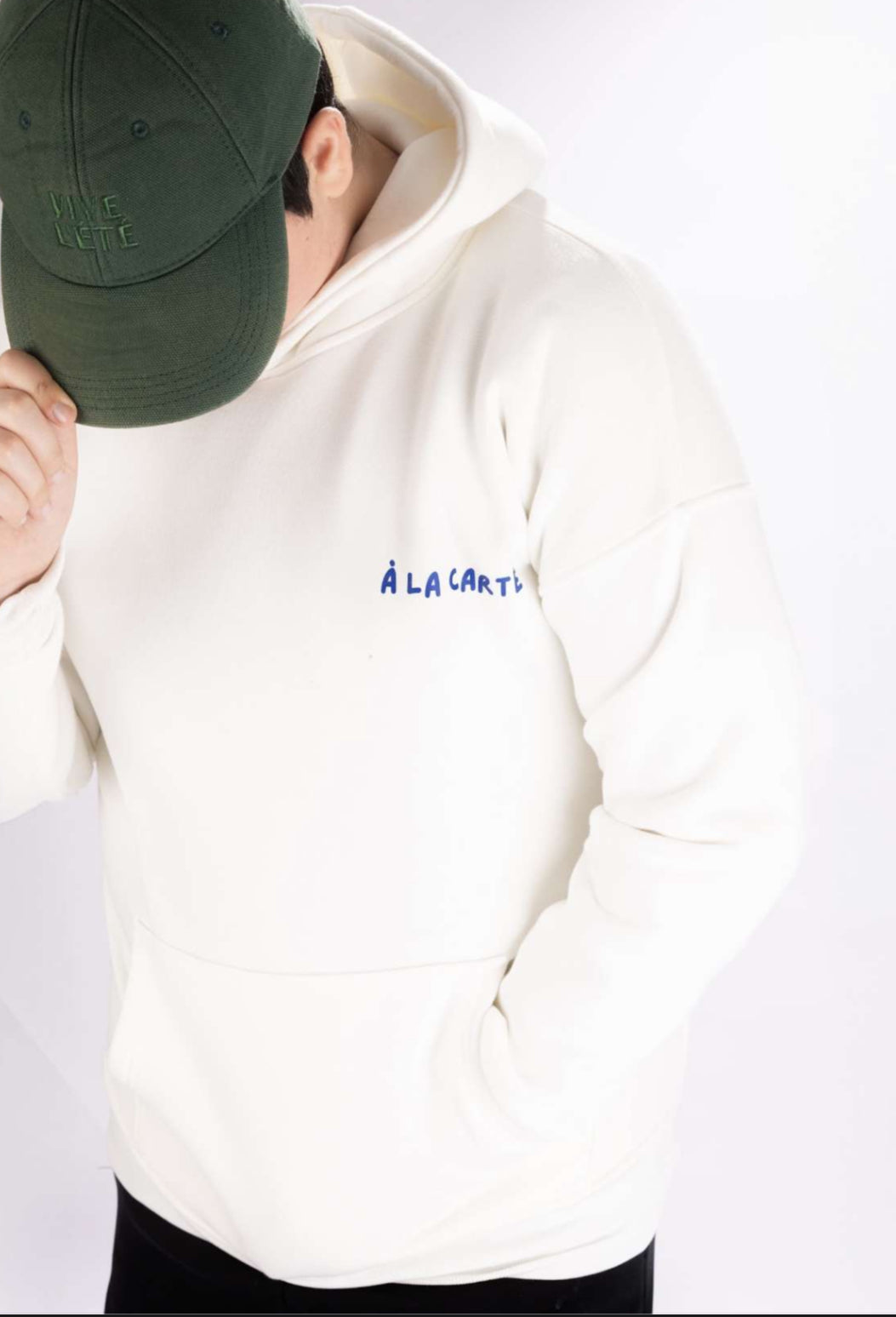 À La Carte Studio White Hoodie – "Siga Seu Coração"