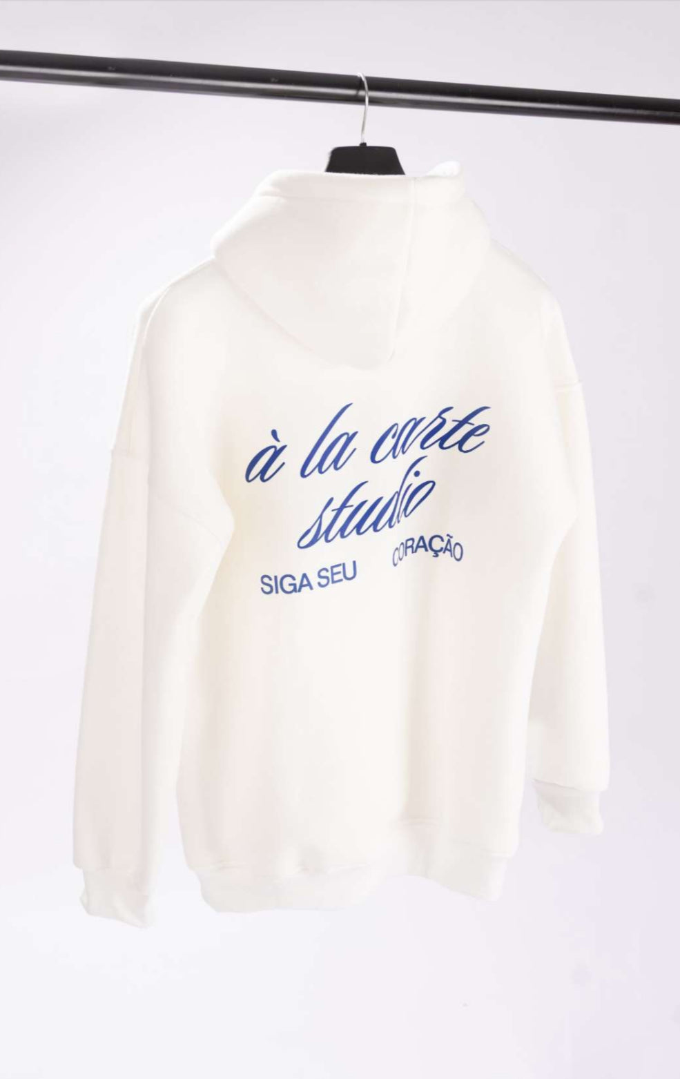 À La Carte Studio White Hoodie – "Siga Seu Coração"