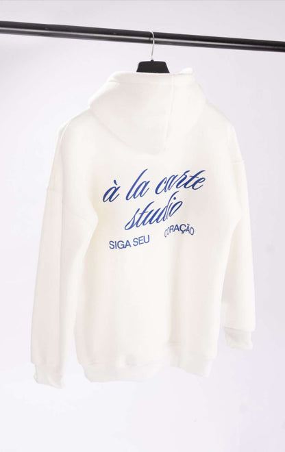 À La Carte Studio White Hoodie – "Siga Seu Coração"