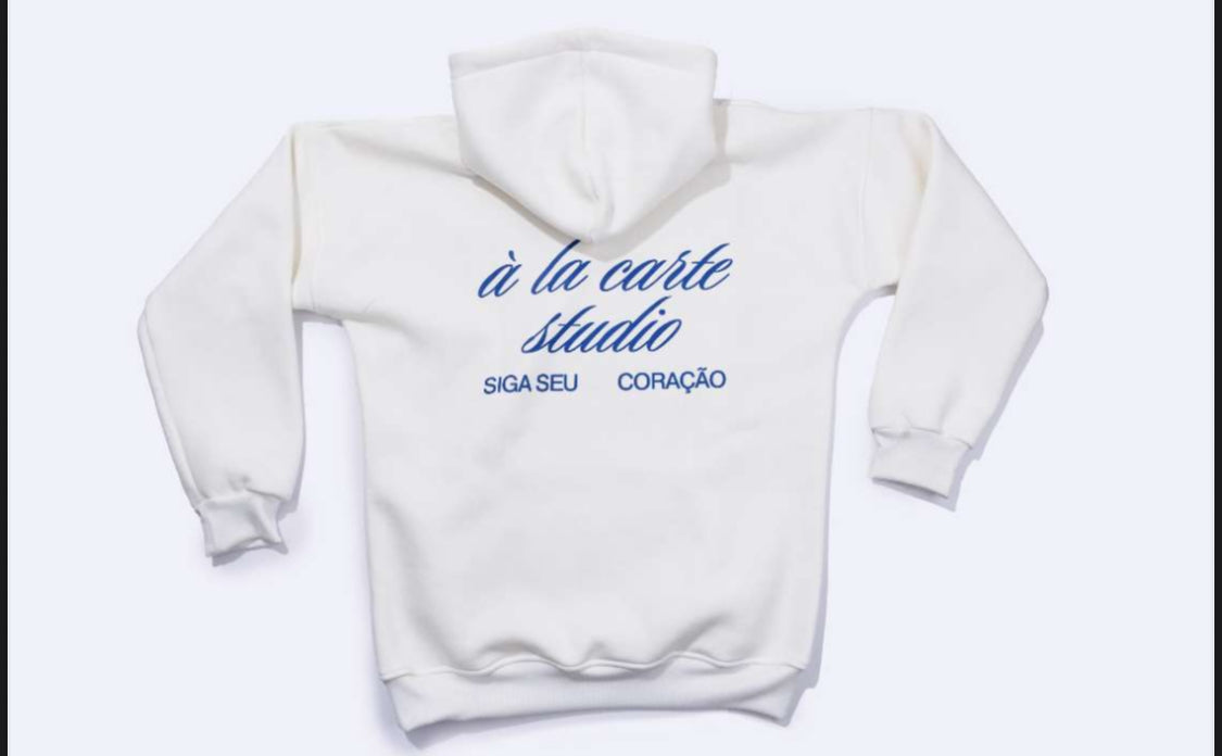 À La Carte Studio White Hoodie – "Siga Seu Coração"