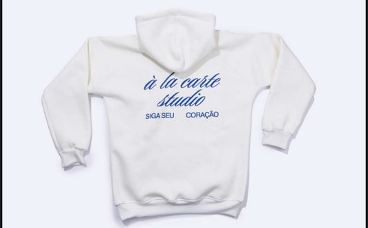 À La Carte Studio White Hoodie – "Siga Seu Coração"