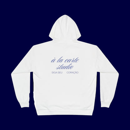 À La Carte Studio White Hoodie – "Siga Seu Coração"